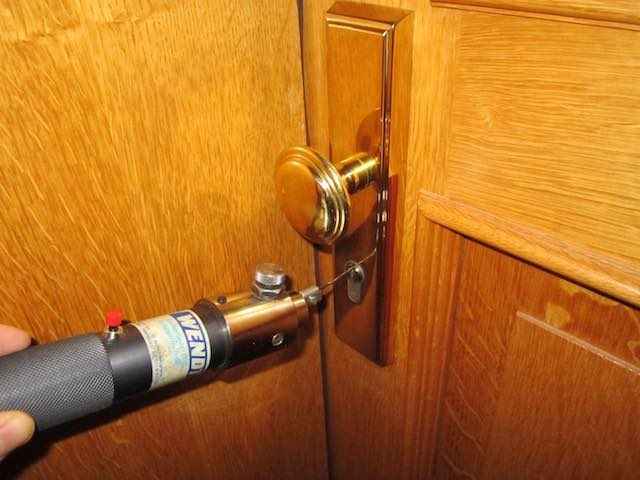 Door opening with an electric pick